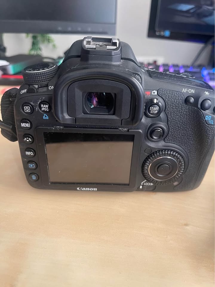 Canon EOS 7D - quick sale! - photo 2