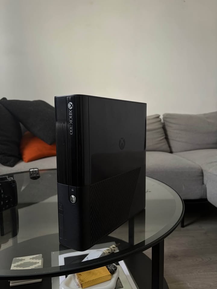 Xbox 360 E Console - photo 2