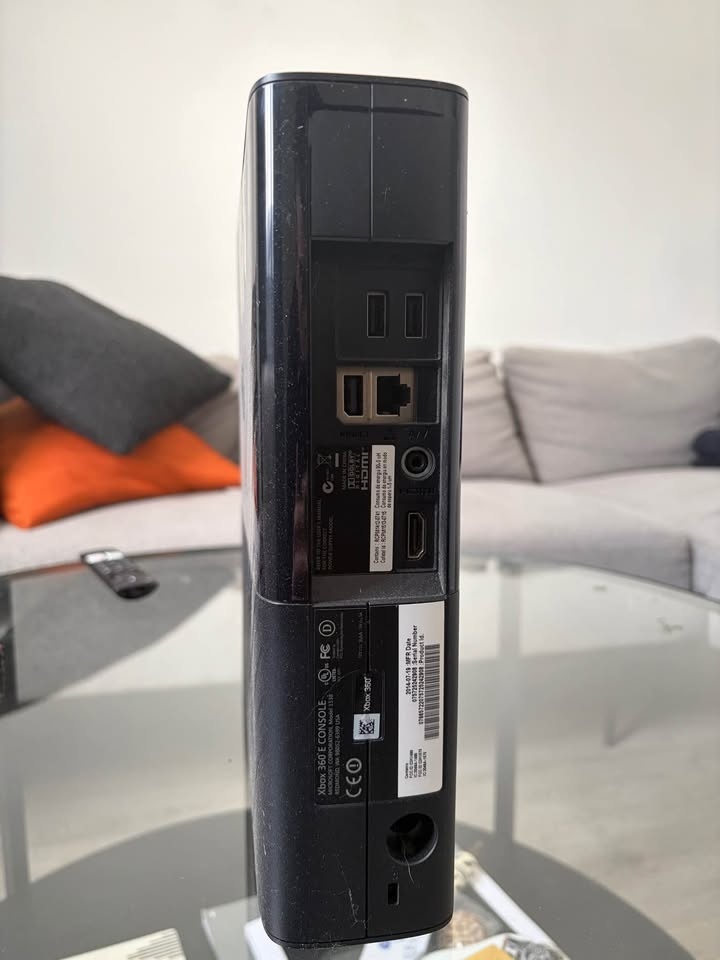 Xbox 360 E Console - photo 3