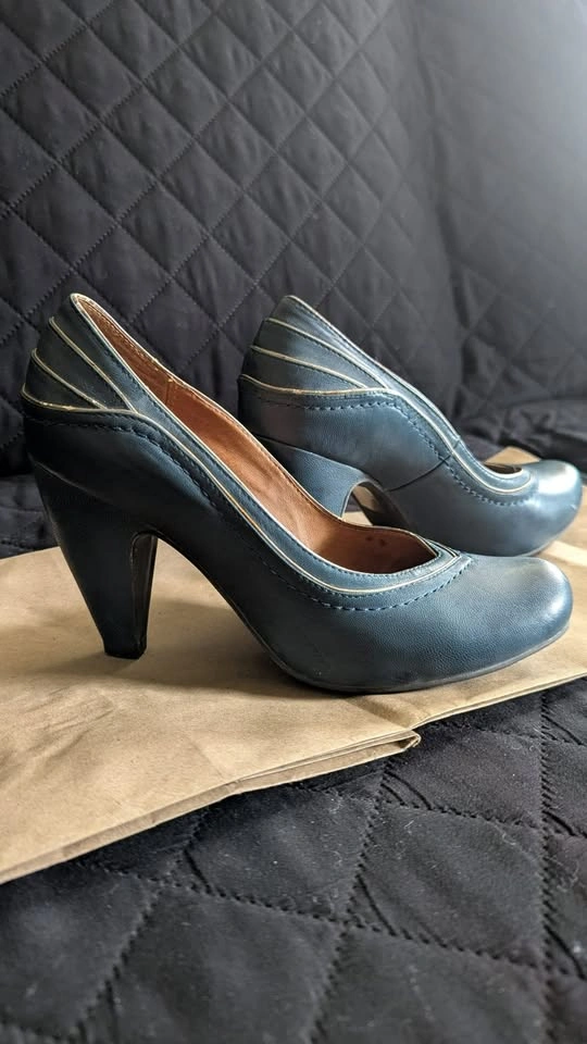 Miss Mooz Retro Pumps, Blue Leather, Size 6.5 (Barely worn) - photo 4