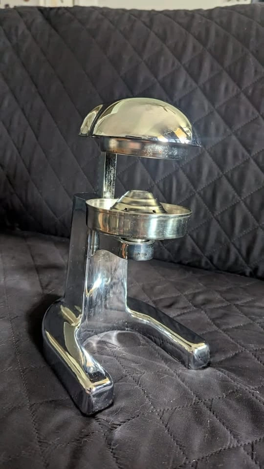 Vintage Chrome-plated Stainless Steel Countertop Citrus Juicer - photo 3