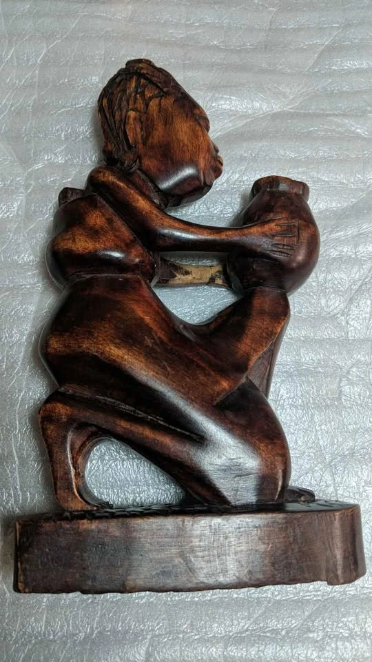 African wooden female sculpture - photo 2
