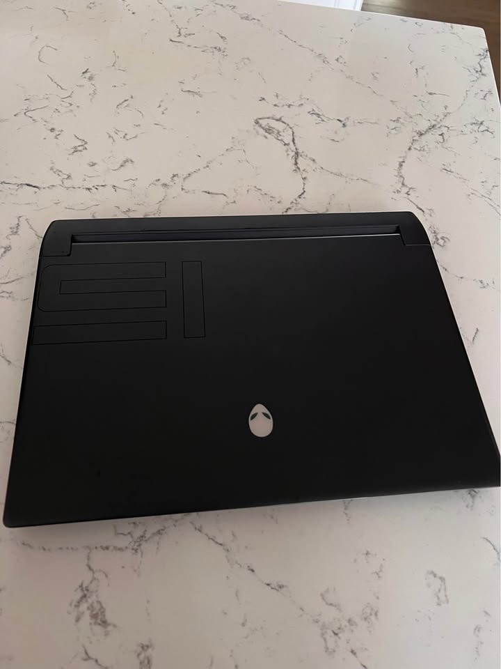 Alienware M15 R7 Gaming Laptop - photo 4