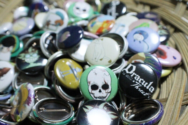 30 Pins / Buttons for $25