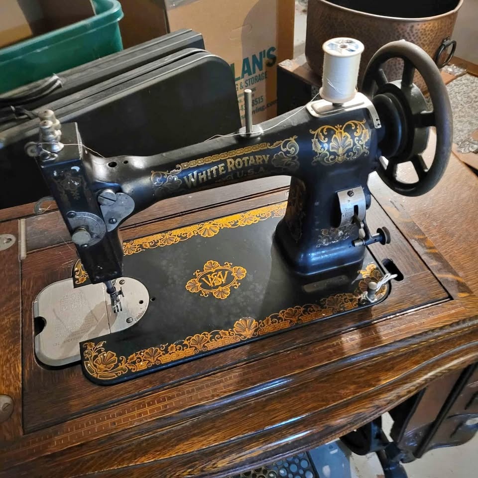 White Rotary Sewing Machine and Table