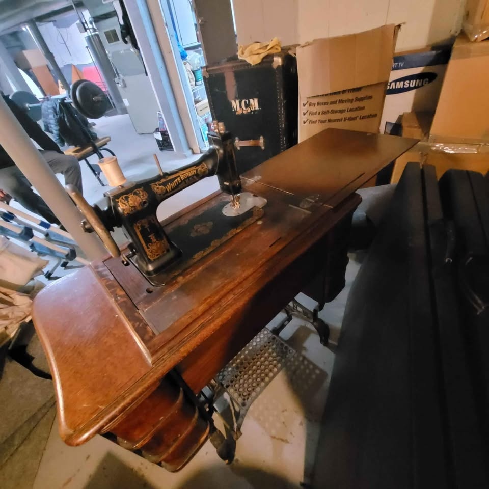 White Rotary Sewing Machine and Table - photo 2