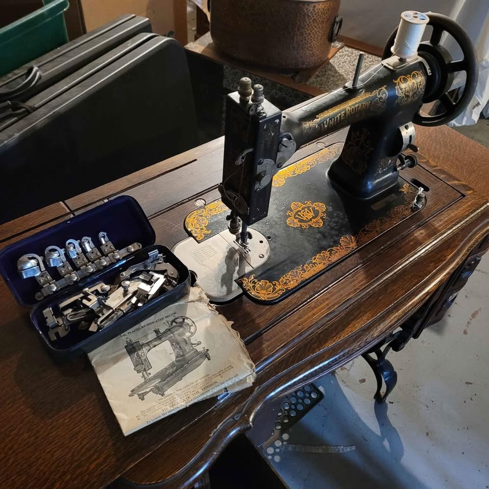 White Rotary Sewing Machine and Table - photo 4