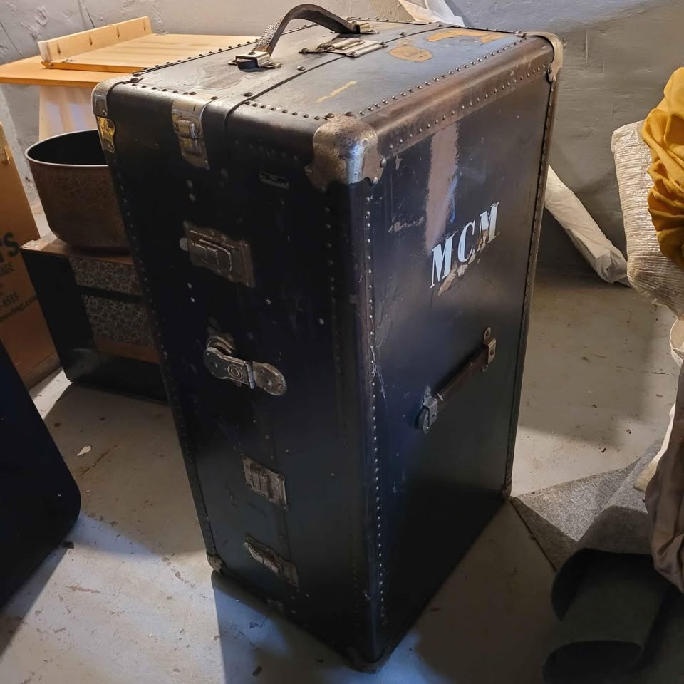 Vintage Steamer Wardrobe Trunk - photo 2