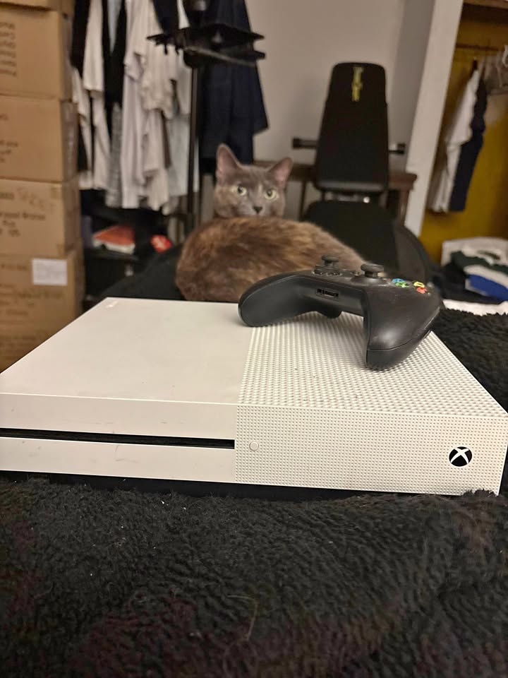 Xbox One S + Games (Cyberpunk, Sekiro, RDR2)