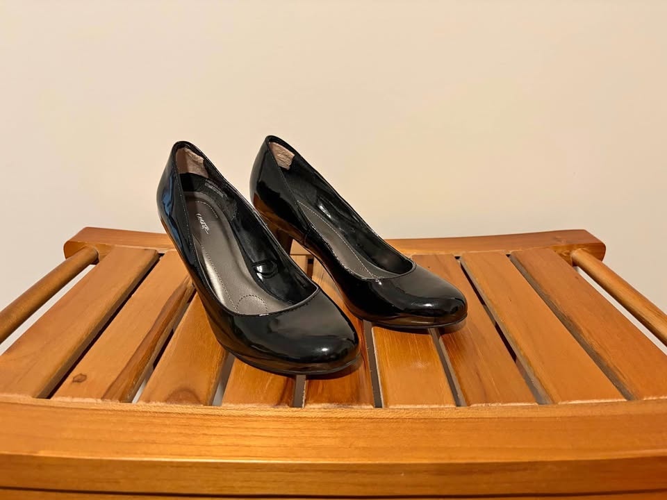 Black patent pumps size 5