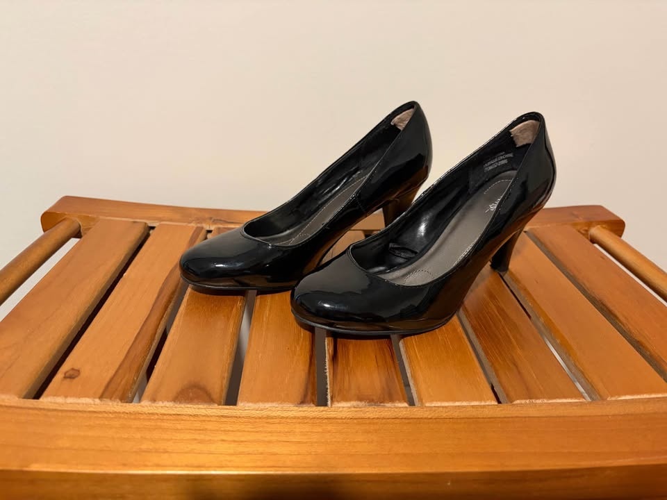 Black patent pumps size 5 - photo 2