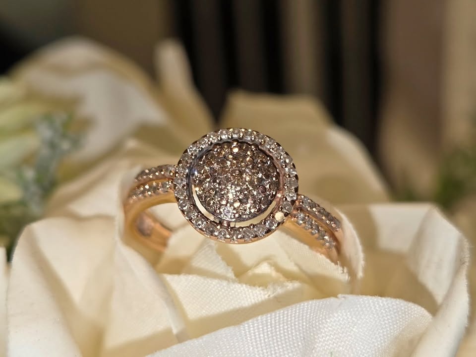 LAST 24hrs ONLY!! $450 OBO!! 0.49k Clear & Champagne Diamonds