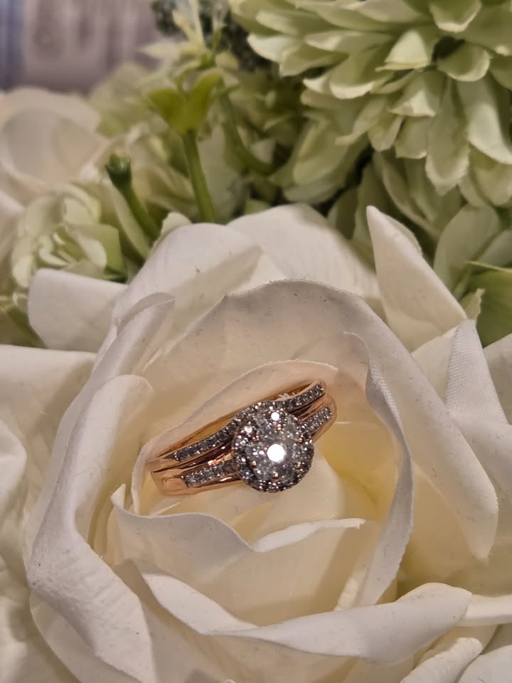ONLY 24HRS LEFT!! $650 OBO!!! 10K Rose Gold Diamond Bridal Set - photo 2