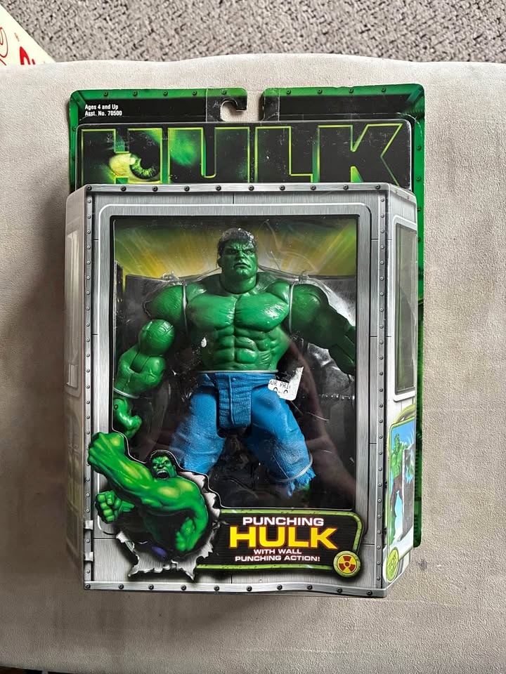 NEW Marvel Toys Punching Hulk With Wall Punching Action Figure 2