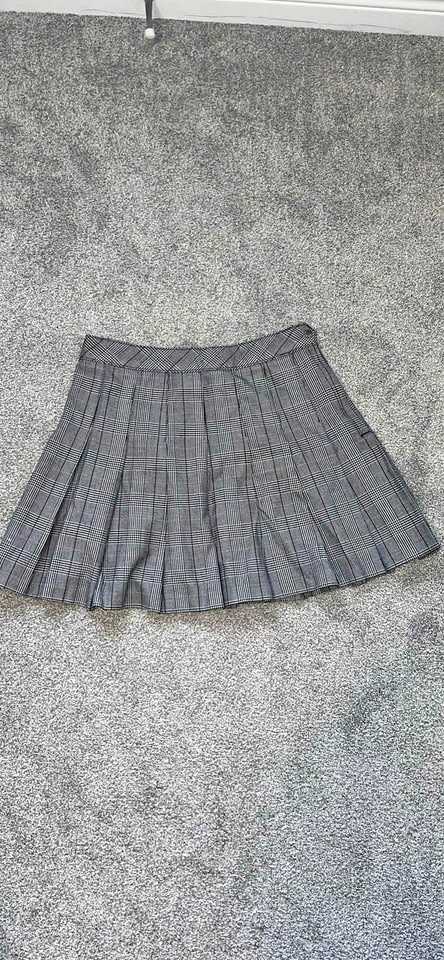 Closet Clearance 🌼 H&M Pleated skirt - Size 10