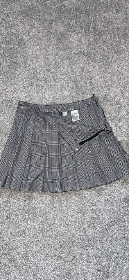 Closet Clearance 🌼 H&M Pleated skirt - Size 10 - photo 2