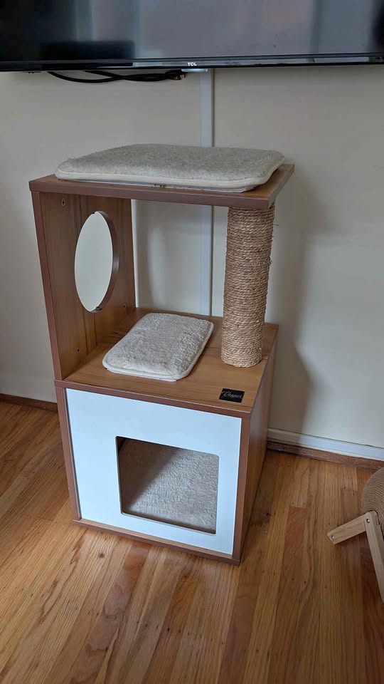Like new Vesper cat tree