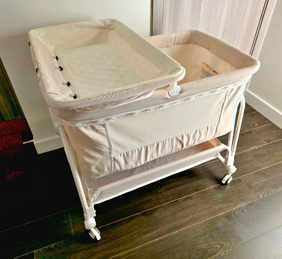4-in-1 Baby Bedside Sleeper Bassinet - White/Cream