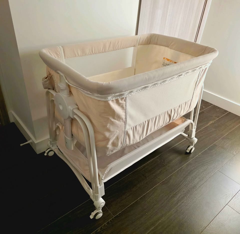 4-in-1 Baby Bedside Sleeper Bassinet - White/Cream - photo 2