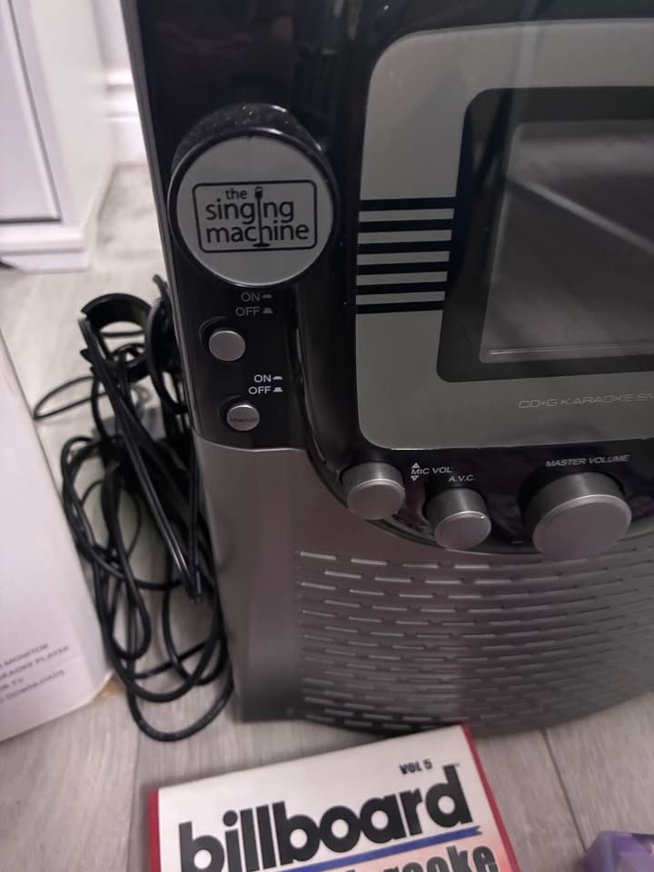 Singing Machine & 2 sets of Karaoke CDs - photo 2