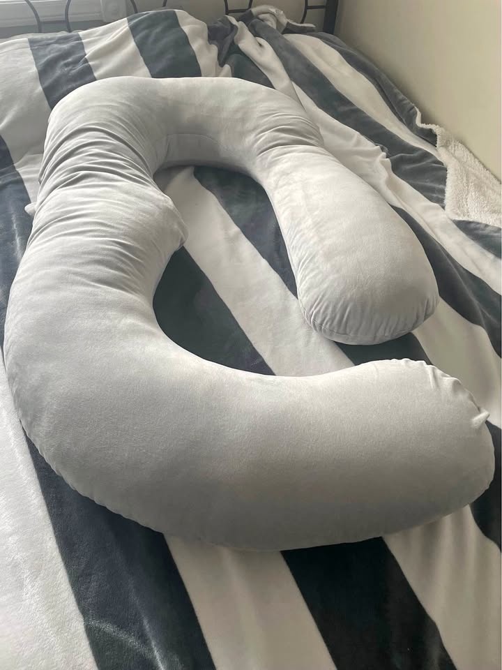✨ U-Shaped Maternity / Body Pillow – Gently Used ✨