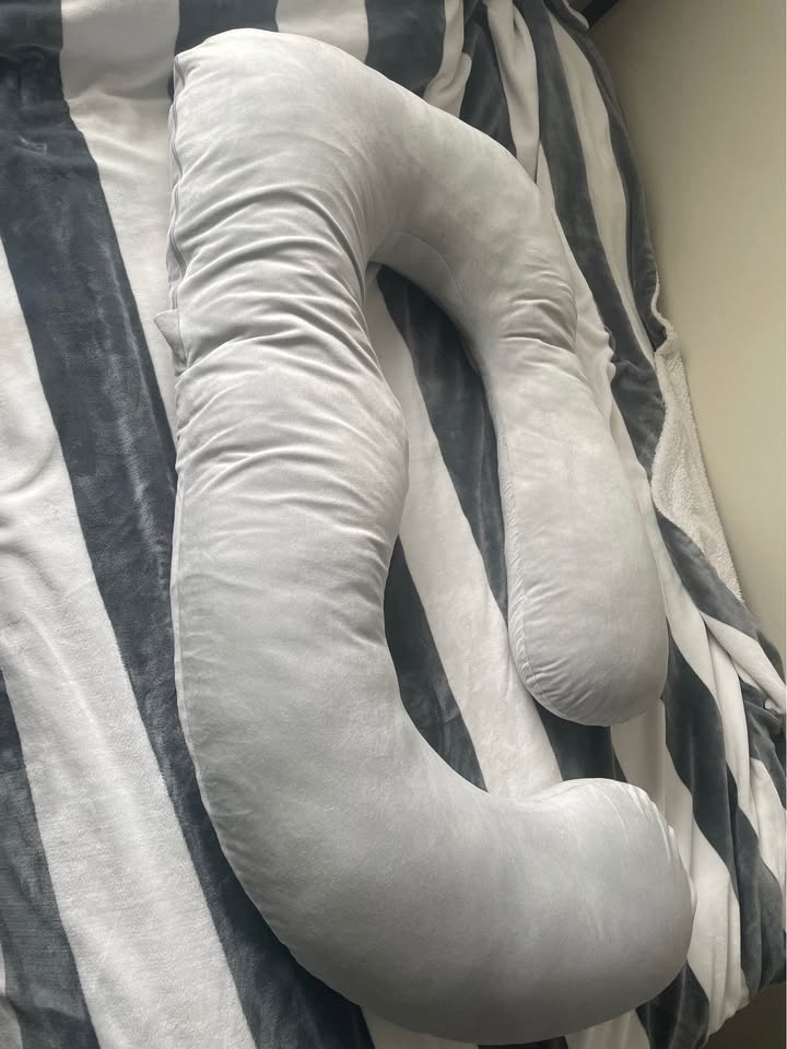 ✨ U-Shaped Maternity / Body Pillow – Gently Used ✨ - photo 2
