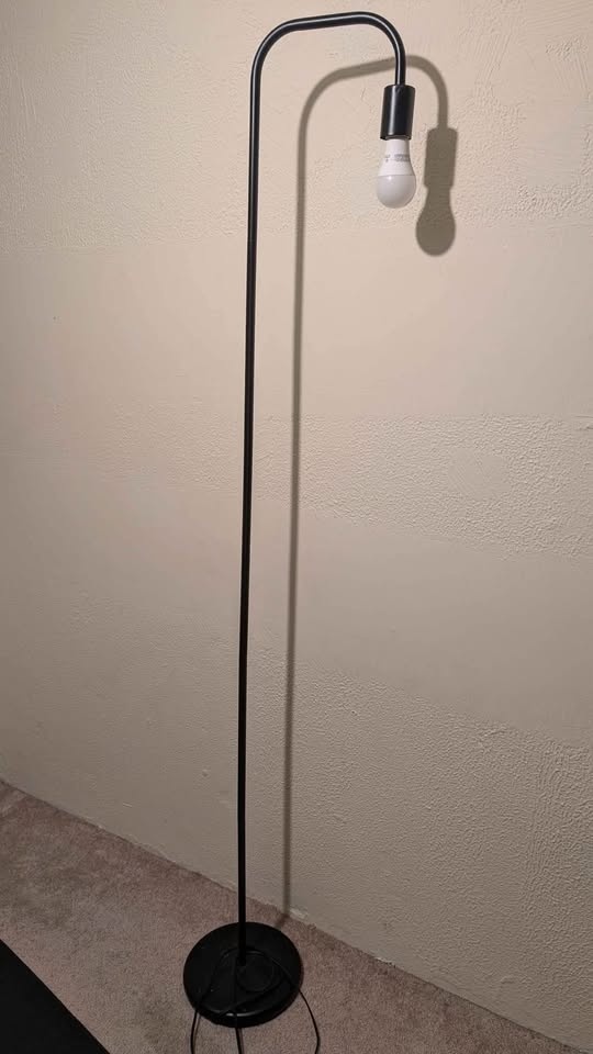 Floor lamp with round base - photo 3