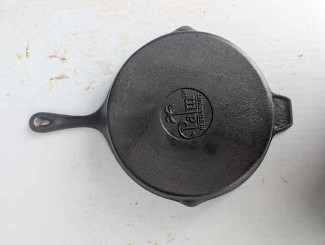 Deep cast iron pan - photo 3