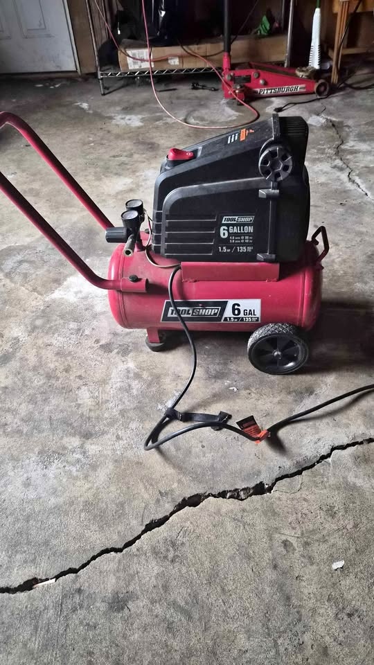 Tool Shop 6-Gallon Air Compressor - 135 PSI
