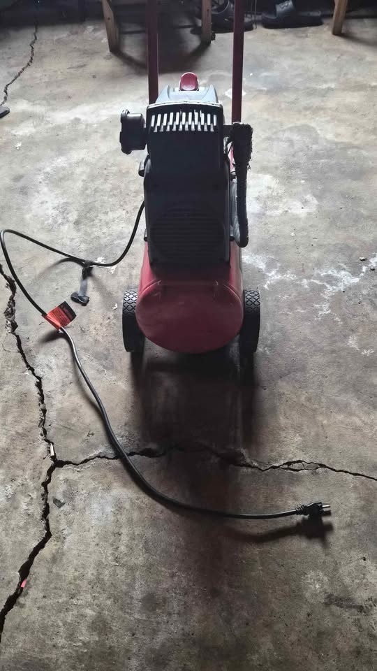 Tool Shop 6-Gallon Air Compressor - 135 PSI - photo 2