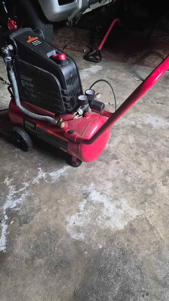 Tool Shop 6-Gallon Air Compressor - 135 PSI - photo 3