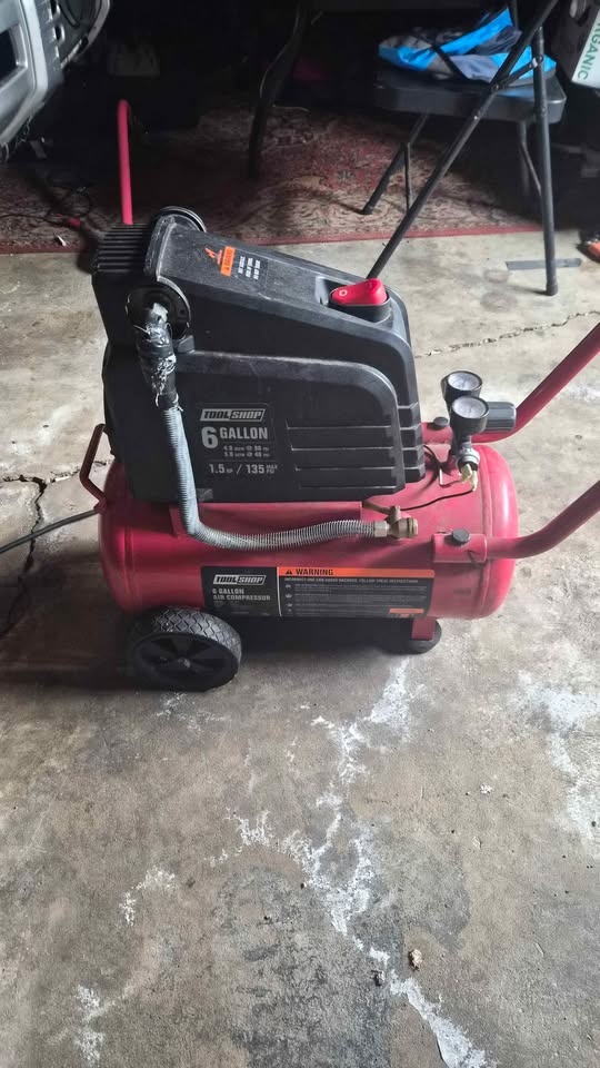 Tool Shop 6-Gallon Air Compressor - 135 PSI - photo 4