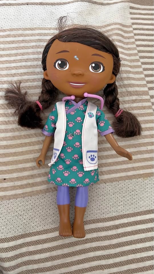 Disney Doc McStuffins Magic Talking Clinic & Doll