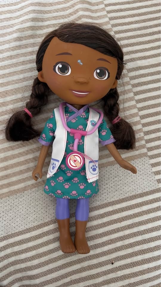 Disney Doc McStuffins Magic Talking Clinic & Doll - photo 3