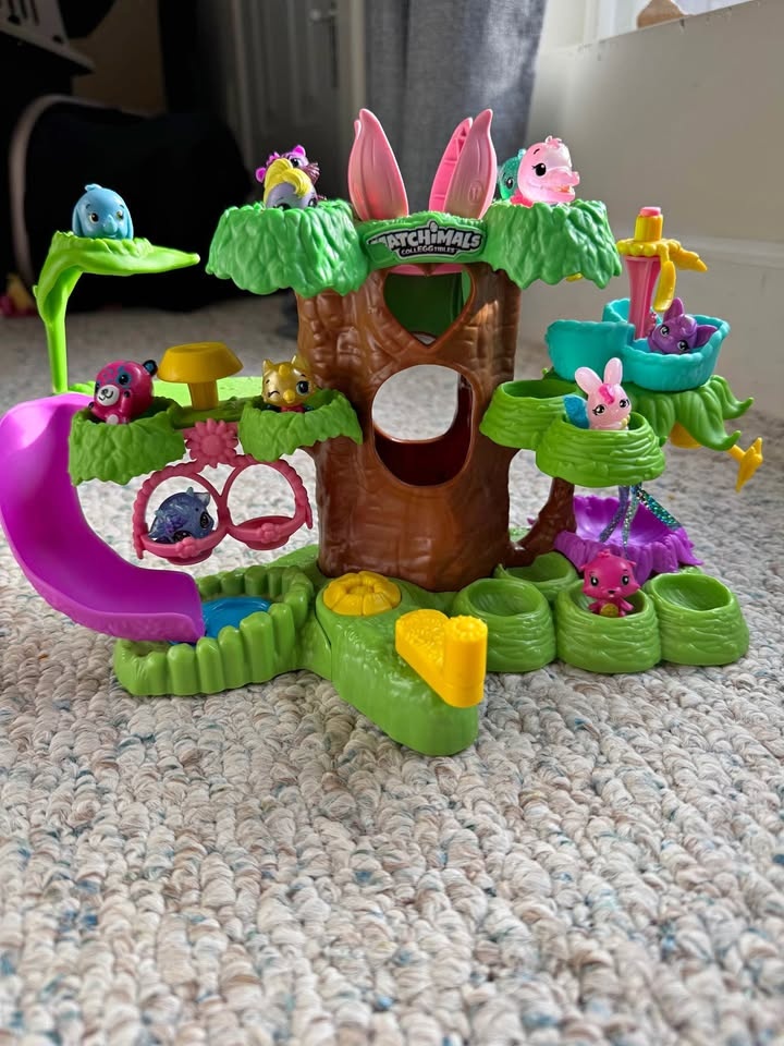 Hatchimals Playset with 11 Animals (Some Rare)