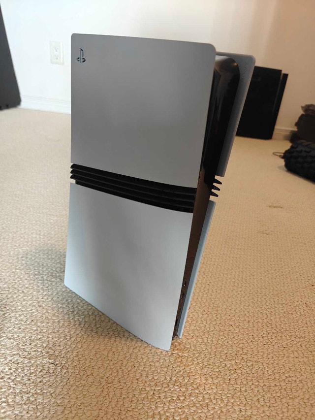 PS5 Pro 2TB Bundle w/ 2 Controllers & Charging Dock - photo 2
