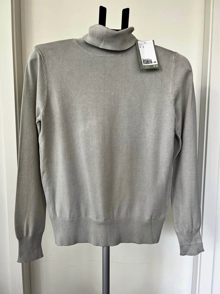 H&M Women’s Grey Turtleneck Sweater