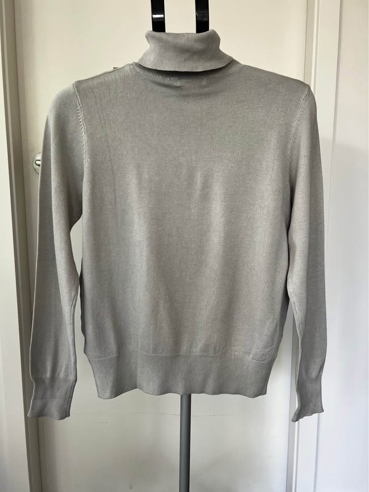 H&M Women’s Grey Turtleneck Sweater - photo 2