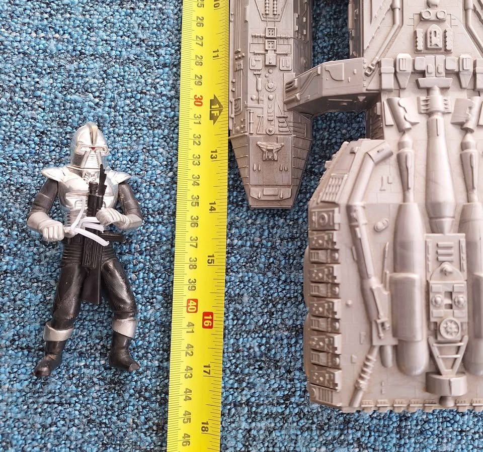 Battlestar Gallactica Ship & Figure - photo 3
