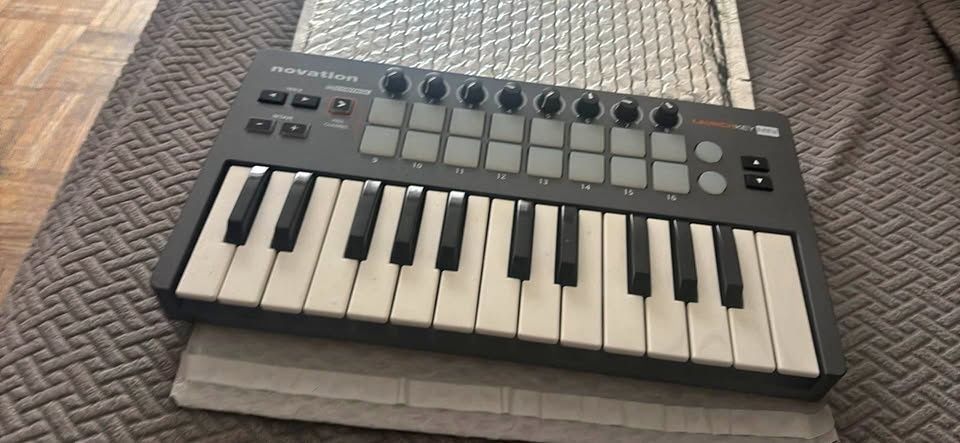 Novation Launchkey Mini MK2 MIDI CONTROLLER
