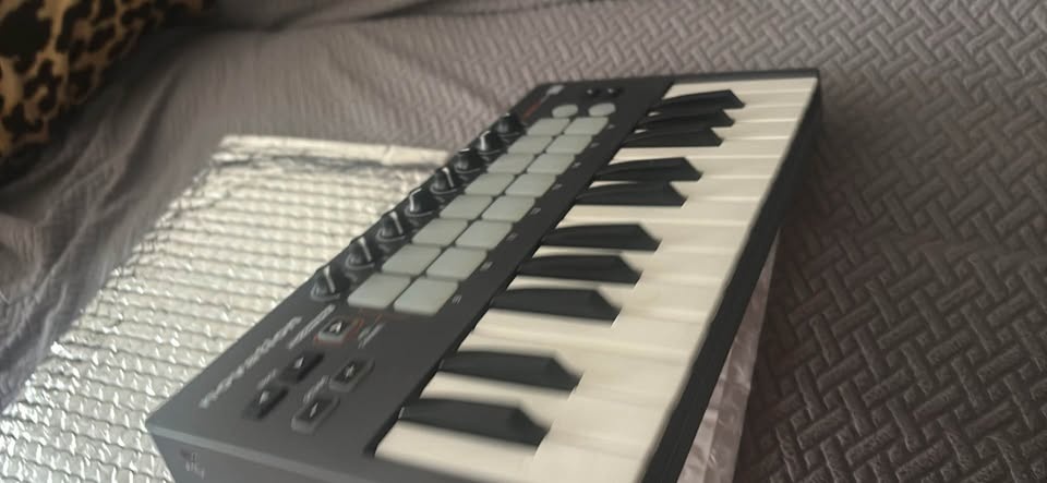 Novation Launchkey Mini MK2 MIDI CONTROLLER - photo 3