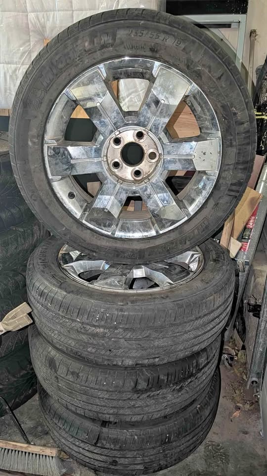 235 55 19 Tires on 5x120mm Bolt Rims