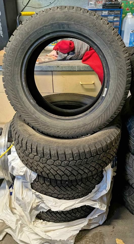Like new set of 215 60r16 studded Winter tires