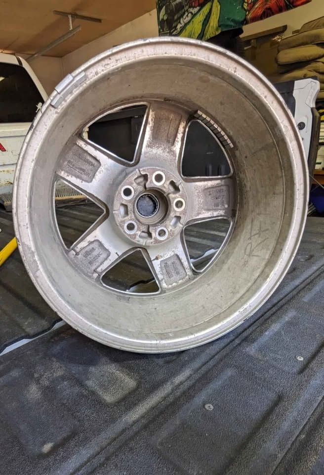Like new 17" Chevy 5x115mm bolt rim - photo 2