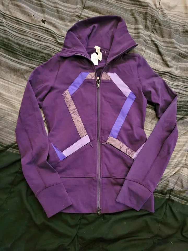 Womens Size 2 Lululemon Zip up thumbnail