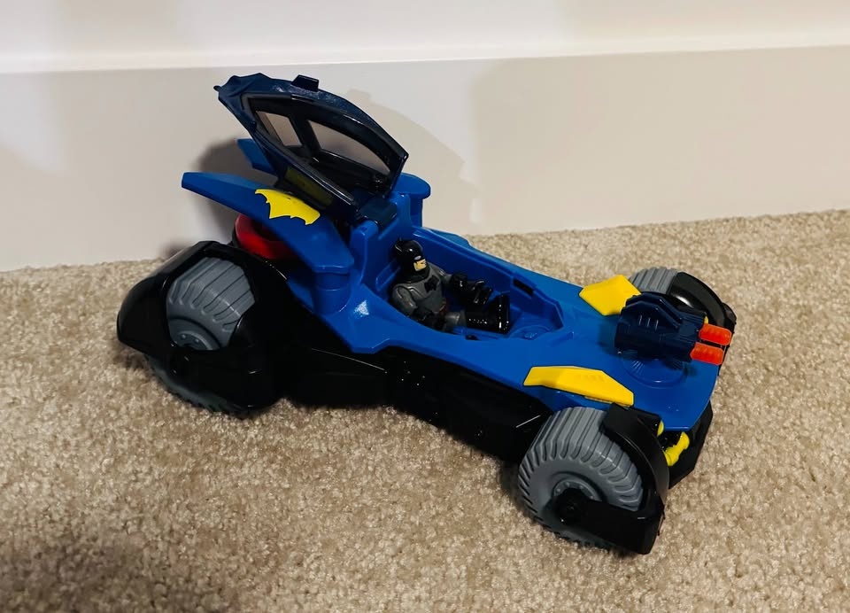 Batman Figure + Shake & Spin Batmobile - photo 2