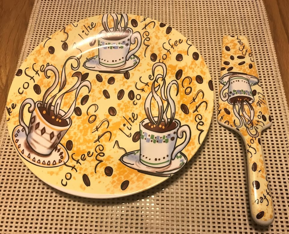 Ceramic 10.5" Cake/Pie Plate with Lifter