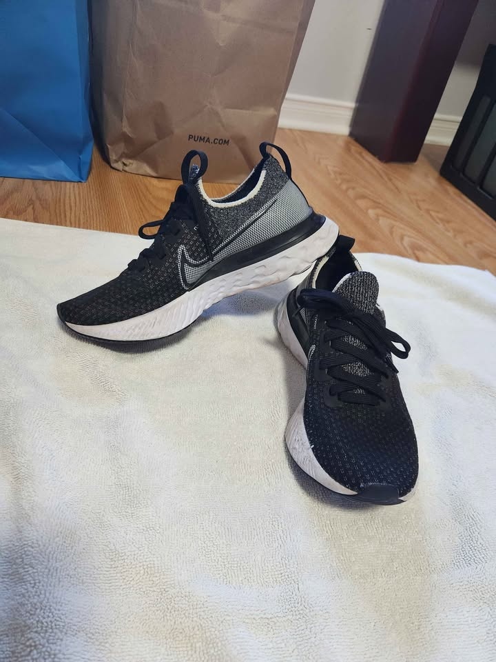 Nike Running Shoes – Clean, Great Condition Size 6.5 - photo 3