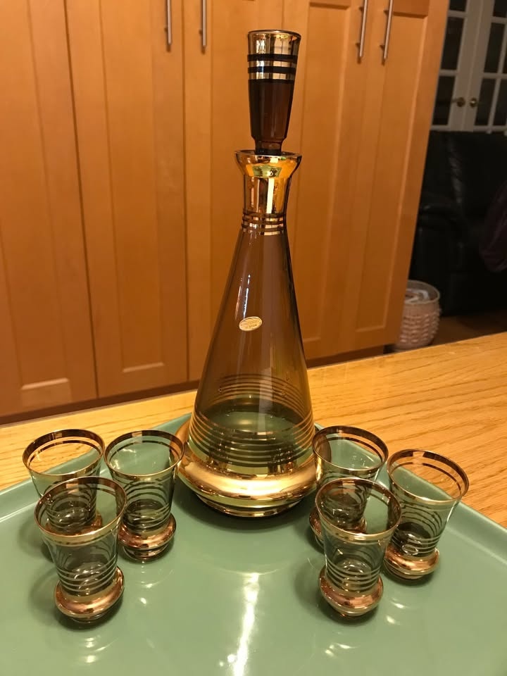 Vintage Decanter & 6 Shot Glasses - Amber Glass