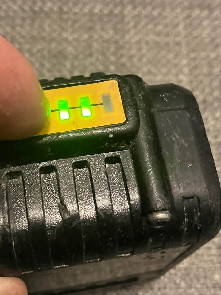 DeWalt 3h 20V Battery - photo 2